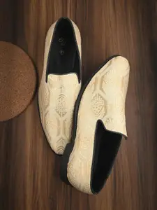 House of Pataudi Men Embroidered Casual Mojaris