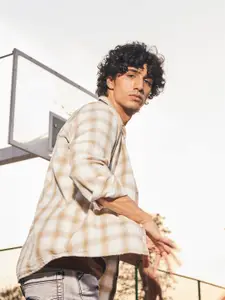 Crimsoune Club Men Classic Slim Fit Spread Collar Gingham Checked Cotton Casual Shirt