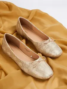 max Women Textured Mojaris with Bows Flats