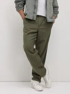 The Roadster Life Co. Men Relaxed Fit Pleated Chinos
