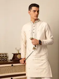 House of Pataudi Floral Yoke Design Mandarin Collar Sequinned Jashn Kurta