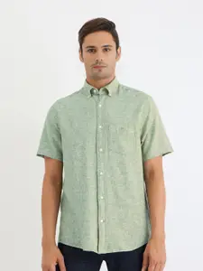 GANT Men Solid Button Down Collar Short Sleeves Shirt