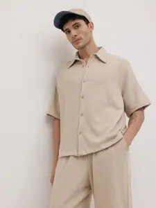 The Roadster Lifestyle Co. Men Self Design Shirt With Trousers