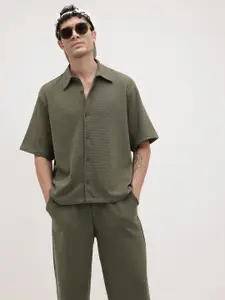 The Roadster Lifestyle Co. Men Self Design Shirt With Trousers