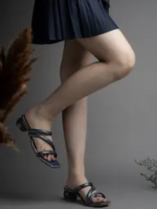 Creattoes Women Textured Block Sandals