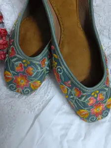 Anouk Women Embellished Ethnic Mojaris with Embroidered Flats