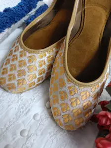 Anouk Women Embellished Ethnic Mojaris with Embroidered Flats