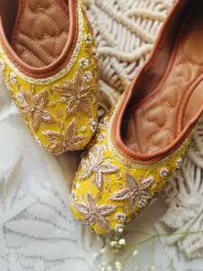 Anouk Women Embellished Ethnic Mojaris Flats