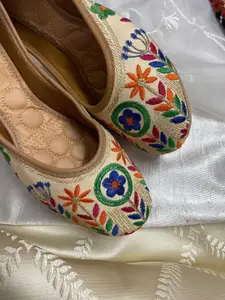Anouk Women Embellished Ethnic Mojaris with Embroidered Flats