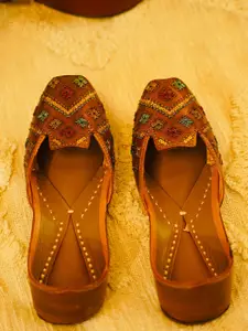 LORYPHILORY Women Embellished Brown Leather Jutti