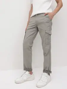 The Roadster Lifestyle Co. Men Solid Cargo Trousers