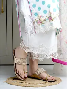 Shoetopia Women Embellished Ethnic One Toe Flats