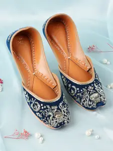 House of Pataudi Women Embellished Ethnic Mojaris Flats