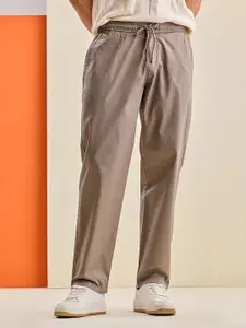Snitch Men Solid Mid-Rise Casual Regular Trouser