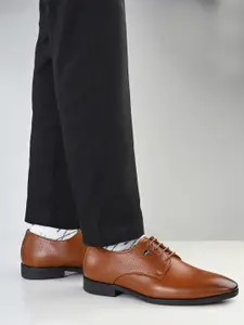 INVICTUS Men Textured Formal Derbys