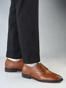 INVICTUS Men Textured Formal Derbys