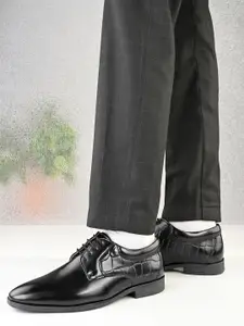 INVICTUS Men Textured Formal Derbys