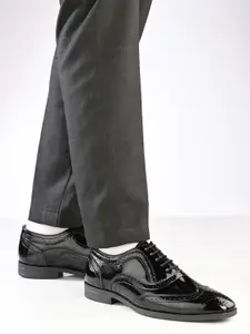 INVICTUS Men Textured Formal Oxfords