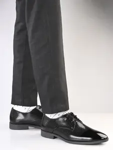 INVICTUS Men Textured Formal Derbys