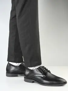 INVICTUS Men Textured Formal Derbys