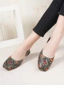 Anouk Women Embellished Round Toe Mojaris