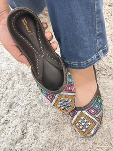 DESI COLOUR Women Leather Ethnic - Embellished Mojaris Flats