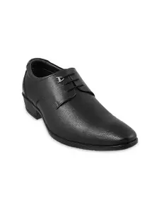 Mochi Men Black Solid Leather Derbys