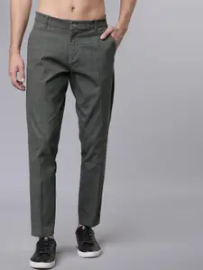 HIGHLANDER Men Charcoal Grey Checked Slim Fit Crop Chinos