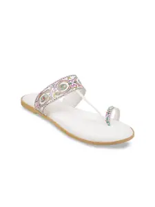 Mochi Women White Printed One Toe Flats