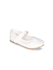 In Fashion By Solly Dolly Girls White Solid Ballerinas