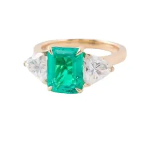 BEAUTIFUL WOMENS RING WITH MAIN STONE GREEN EMERALD MADE WITH 925 STERLING SILVER.