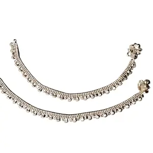 Elegant Shimmer Anklets – A Touch of Glam