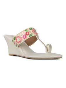 Inc.5 Womens Cream Ethnic Embellished Wedge Heels With Thong