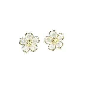 Fashion Empire Delicate Korean White & Gold Flower Stud Earrings – Lightweight & Trendy Accessories.