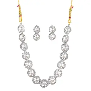 The pari Silver Ad necklace with pearls