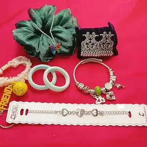 Gift your Queen this hamper and make her day special (pack of 8)